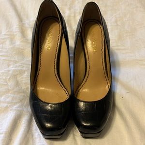 Cute pattern on shoe.